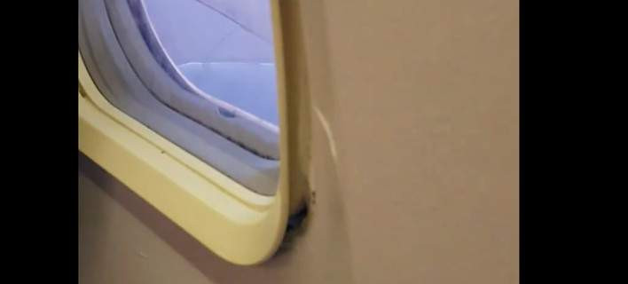 Τρόμος στην καμπίνα αεροσκάφους – Παράθυρο ξεκολλάει από τη θέση του (βίντεο)